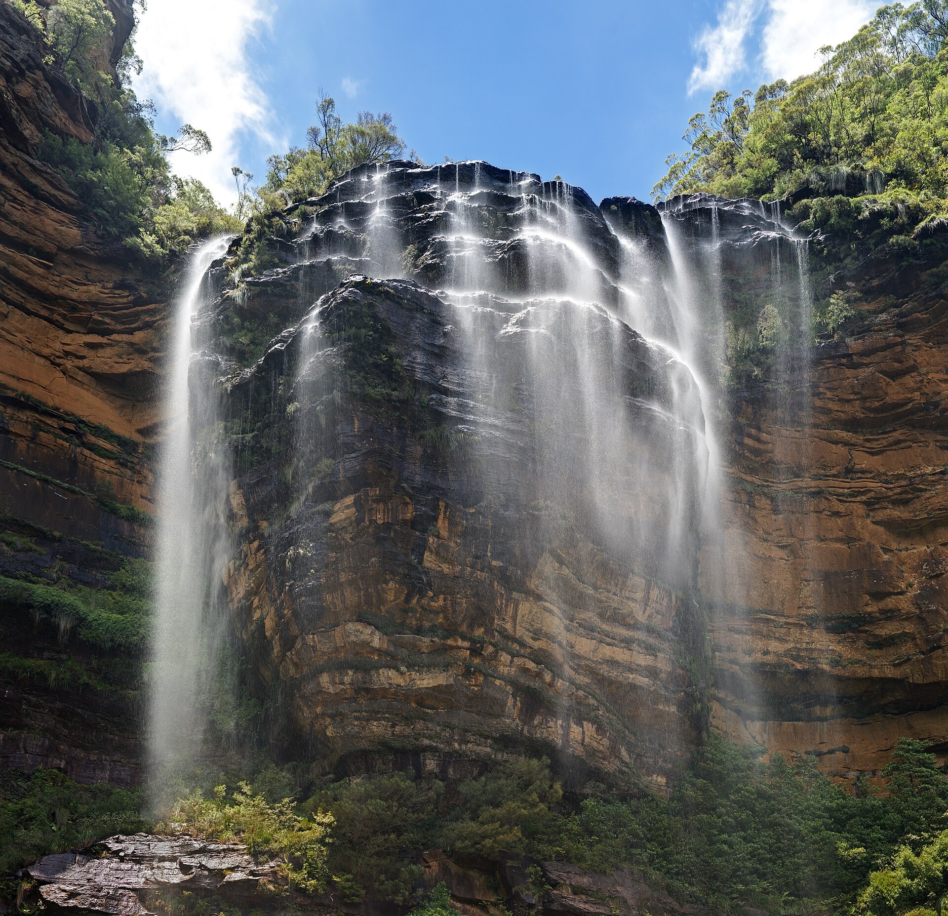 Upper Wentworth Falls dropping over a sandstone lip
